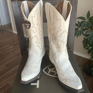Women’s distressed Ivory ariat boot. Size 9.5